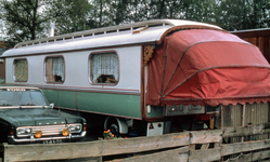 846186 Afbeelding van een woonwagen (type 'platen-wagen') op het woonwagencentrum aan de Huppeldijk bij Utrecht.